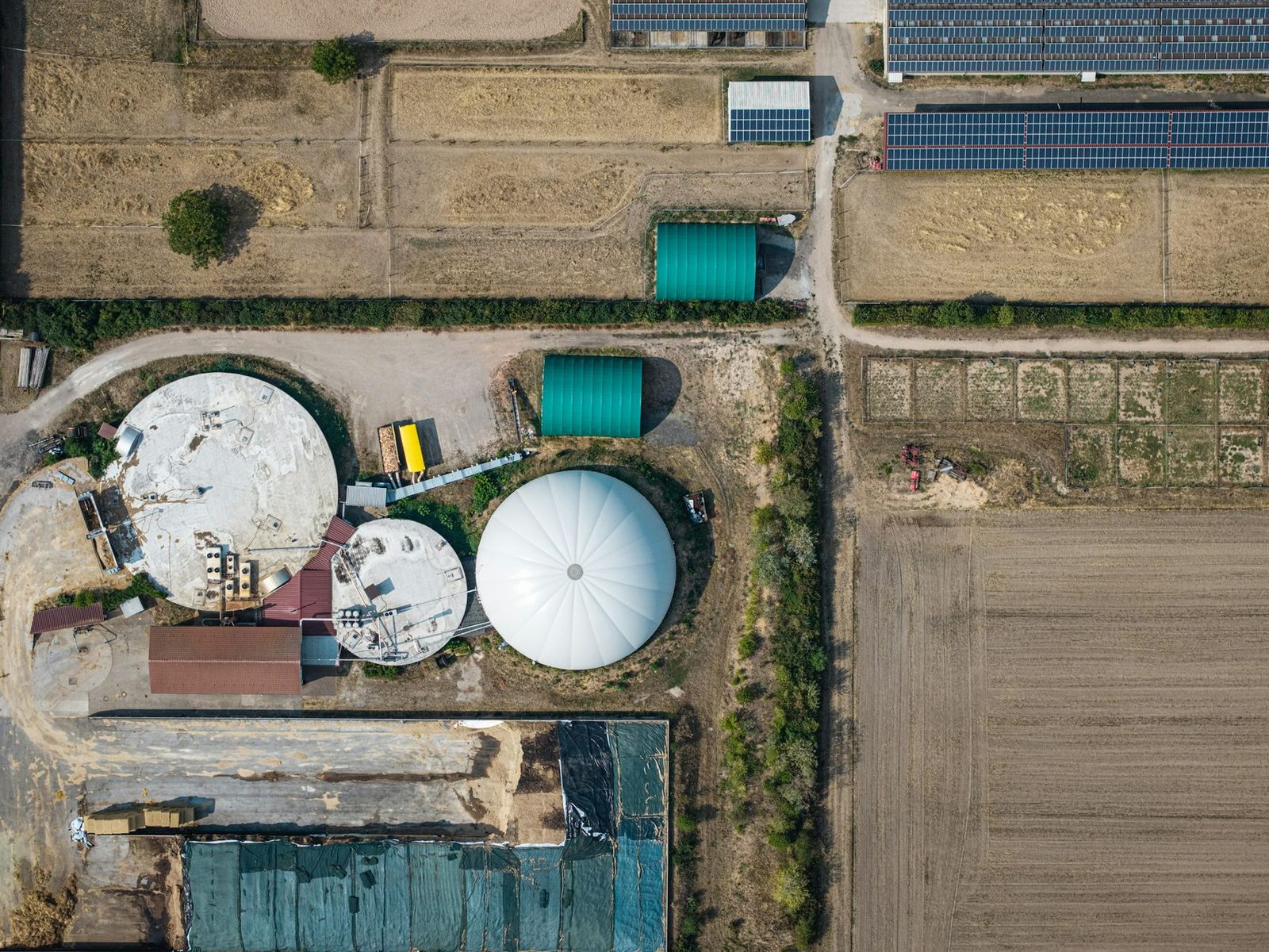 Operating anaerobic digestion plant with digester tanks